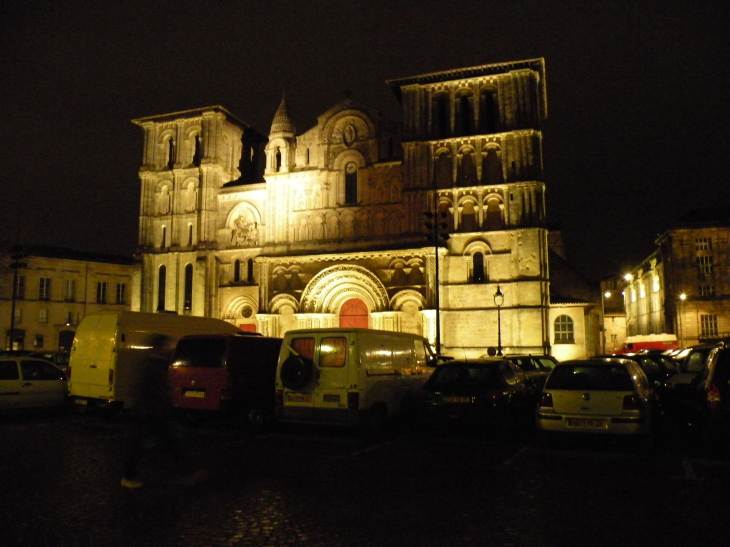  Eglise Sainte-Croix, de nuit